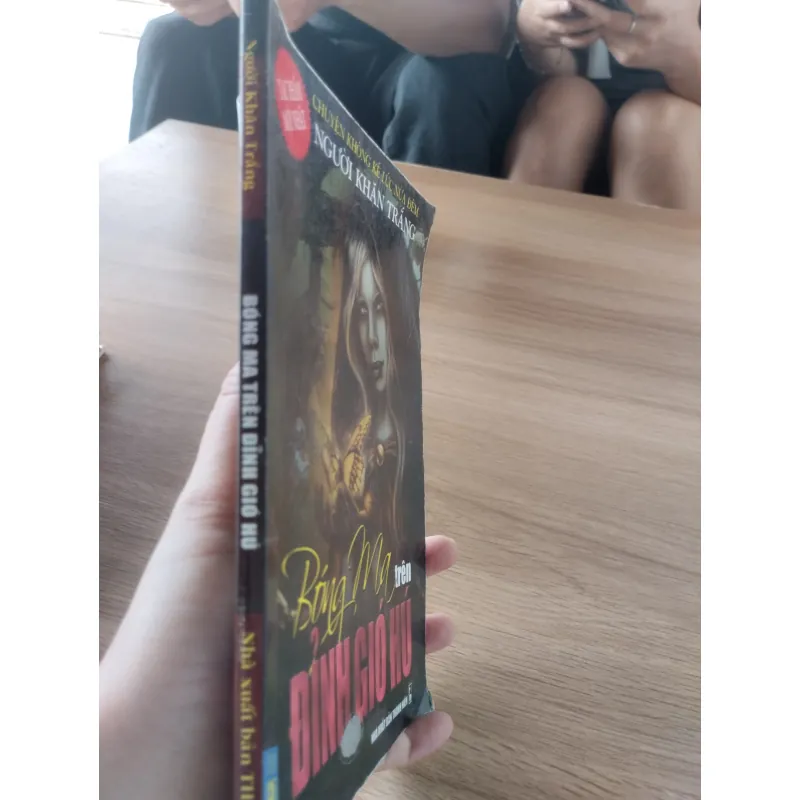 cuốn tiểu thuyết kinh dị mang tên "Bóng Ma Trên Đỉnh Gió Hú" 1032087