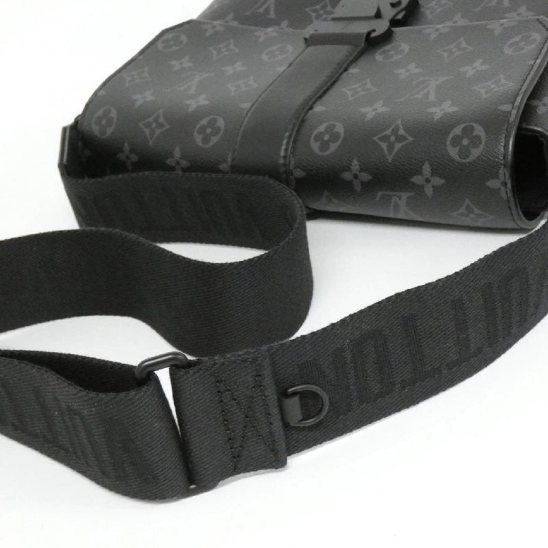 Túi đeo chéo Louis Vuitton Monogram Eclipse Scape Messenger M46794 610227