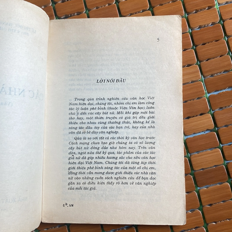 CÁC NHÀ VĂN NỮ (VĂN XUÔI), XUẤT BẢN NĂM 1992 472363