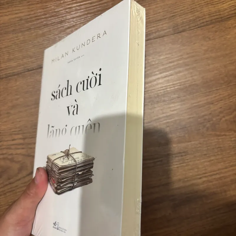 Sách cười và lãng quên - Milan Kundera 562563