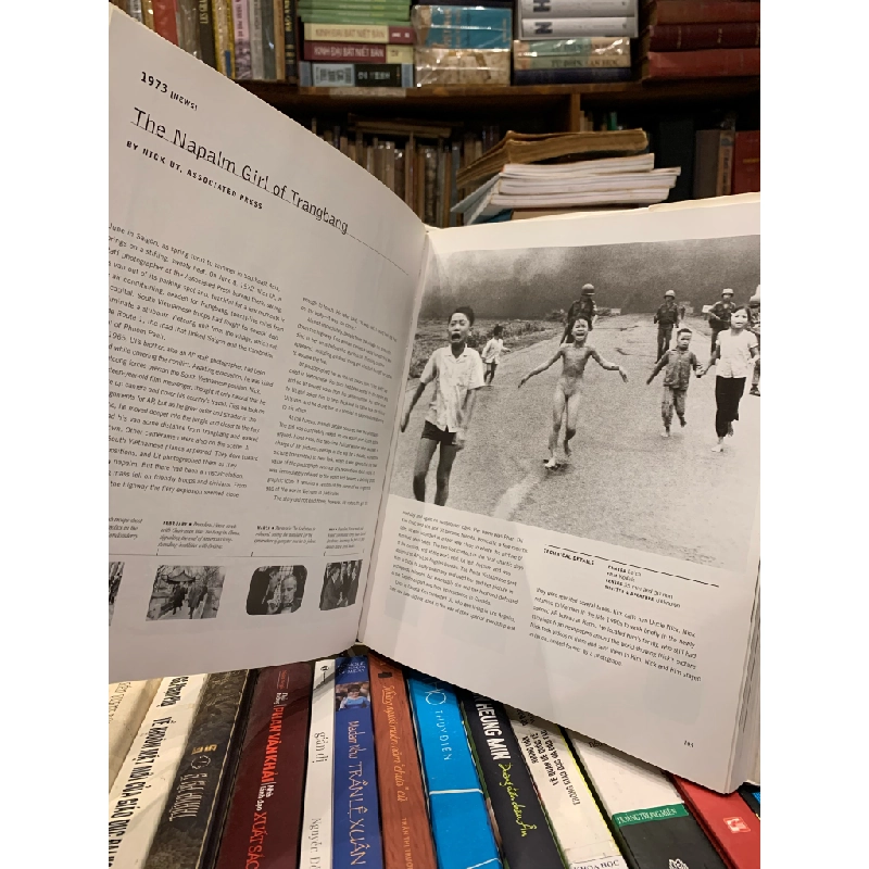 Moments: The Pulitzer Prize-winning Photographs - Hal Buell 332964