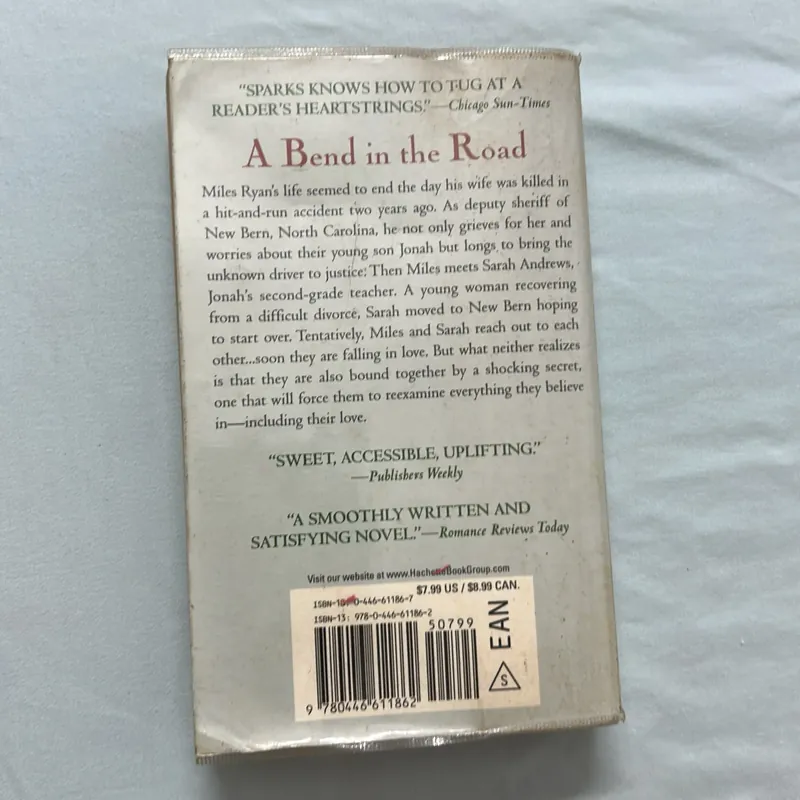 Sách ngoại văn- A bend in the road 568729