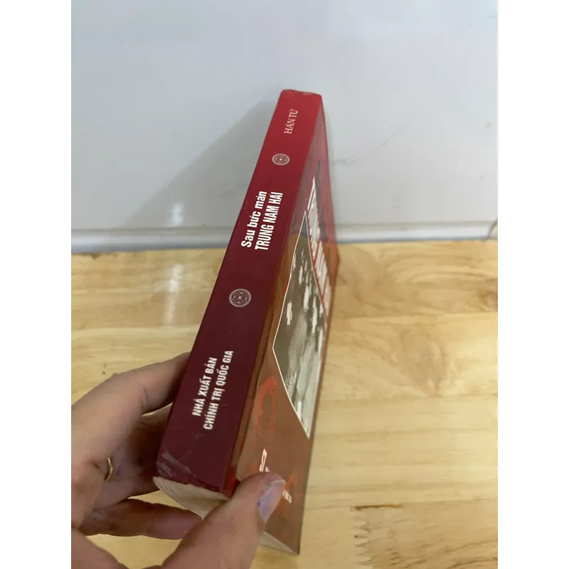 Sau Bức màn Trung Nam Hải  558970