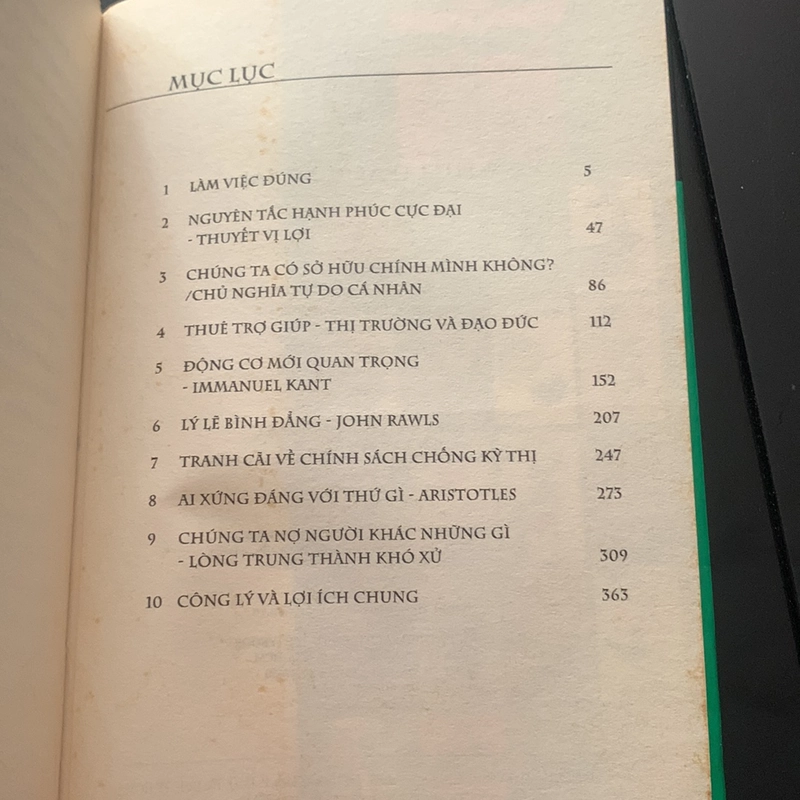 PHẢI TRÁI ĐÚNG SAI - Michael Sandel 278661