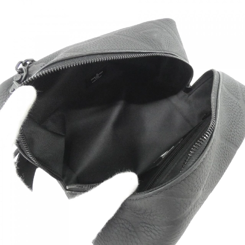 Túi đựng LVxFIFA Cloak Dop Kit M81849 của Louis Vuitton 623423