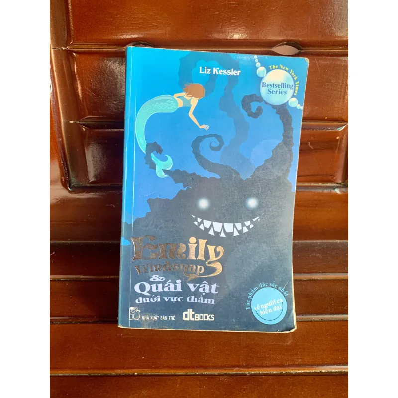 Emily và quái vật dưới vực thẳm 1001679