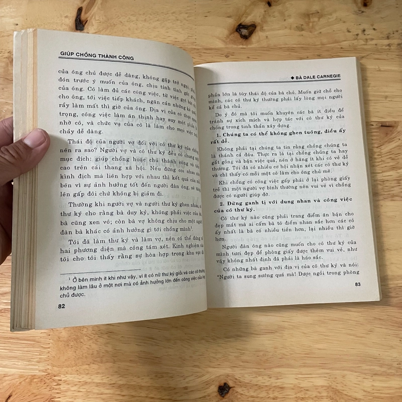II Sách Kỹ Năng Sống: Giúp Chồng Thành Công - Bà Dale Carnegie - 1999 496006
