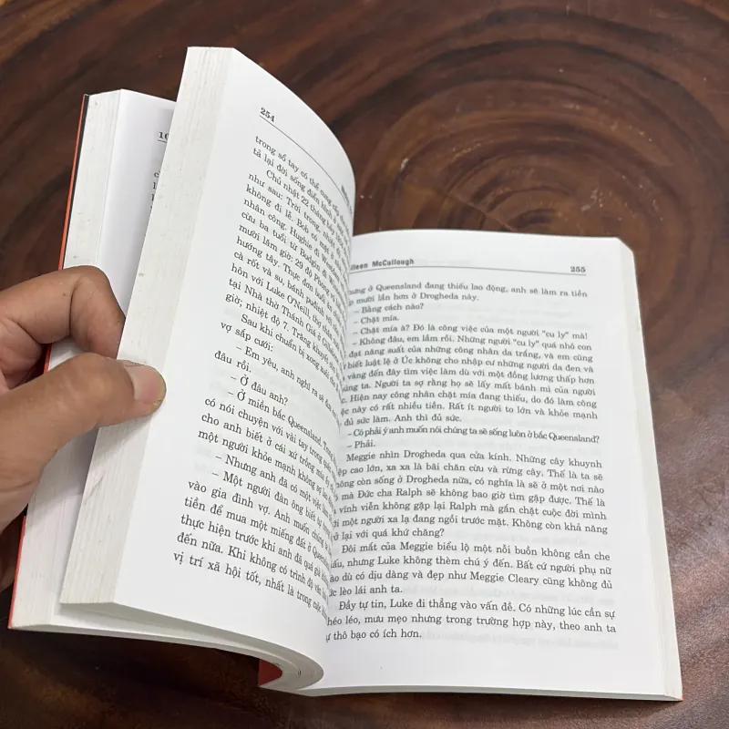 II Văn Học Kinh Điển: Những Con Chim Ẩn Mình Chờ Chết - COLLEEN Mc CULLOUGH - 2012 977224