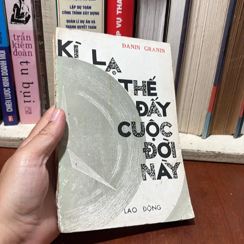 II Văn Học Nước Ngoài: Kì Lạ Thế Đấy Cuộc Đời Này - ĐANIN GRANIN - 1986 754416