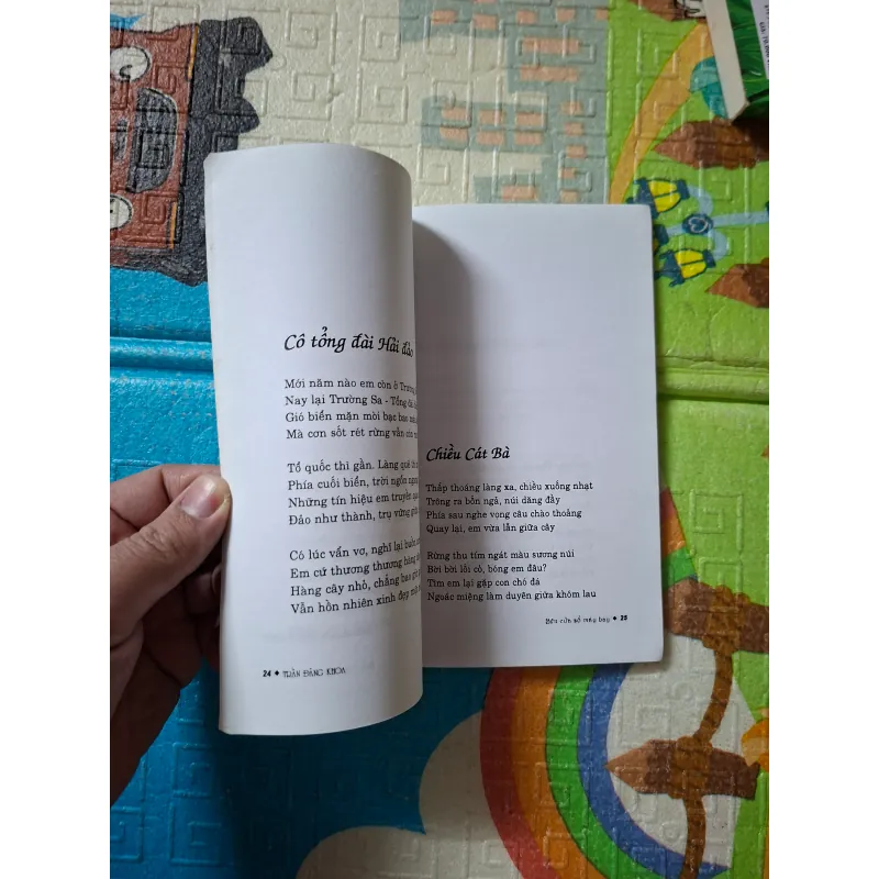 Bên cửa sổ máy bay 795771