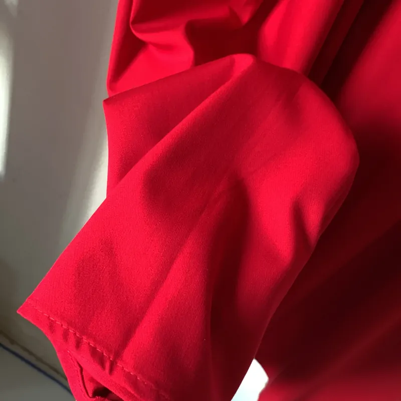 Đầm đỏ tươi màu đỏ trạng nguyên nổi bật 927072