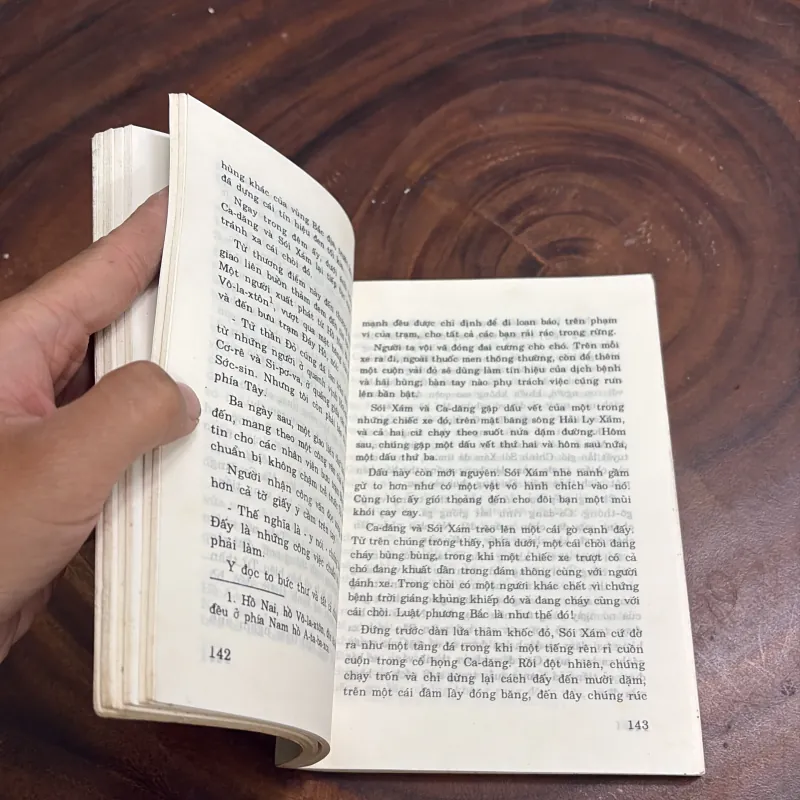 II Văn Học: Ca-Dăng - J.O.CỚC.ÚT - 2001 977196