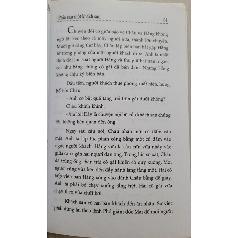 Phía sau một khách sạn - Khôi Vũ (còn mới 90%) 463936