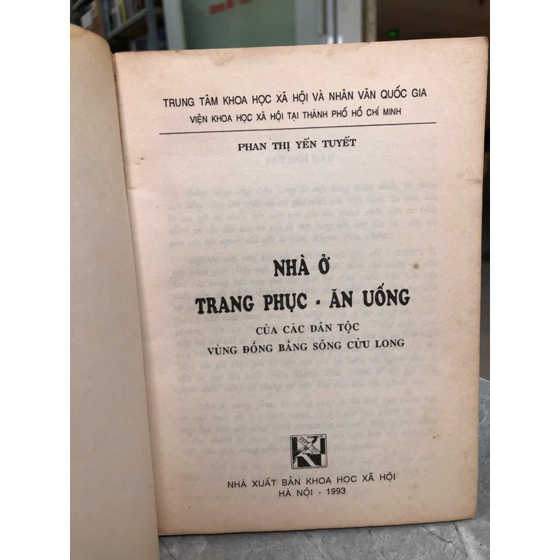 NHÀ Ở TRANG PHỤC ĂN UỐNG CỦA CÁC DÂN TỘC VÙNG ĐỒNG BẰNG SÔNG CỬU LONG - Phan Thị Yến Tuyết 470612