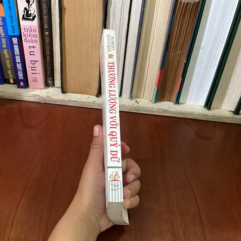 II Sách Kỹ Năng: Thương Lượng Với Quỷ Dữ - ROBERT MNOOKIN - 2012 565021