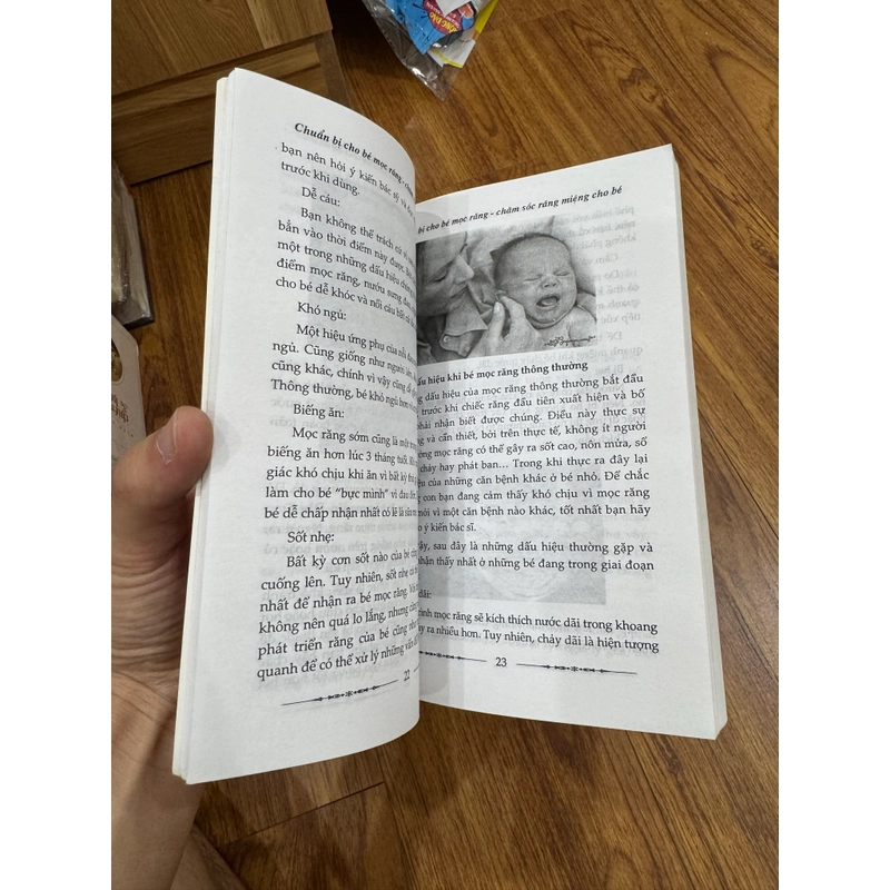 Bé mọc răng 551934