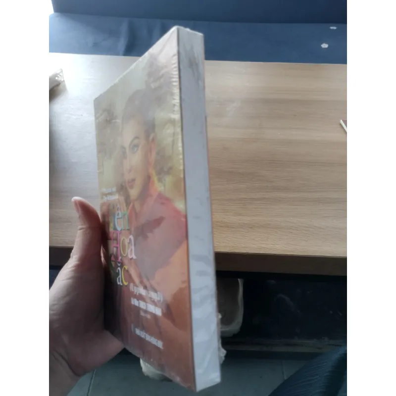 cuốn sách về Phật giáo. 
Tên sách: "Thánh nữ Tỳ-kheo-ni Liên Hoa Sắc" (Uppalavaṇṇā).
 961596