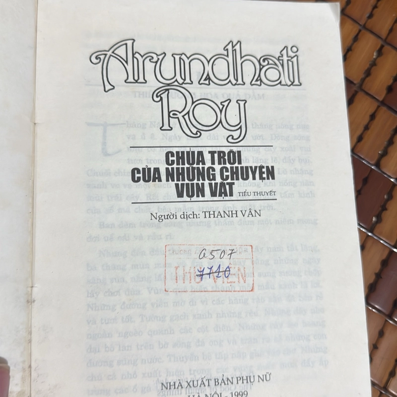 Chúa trời của những chuyện vụn vặt - Arundhati Roy 524869