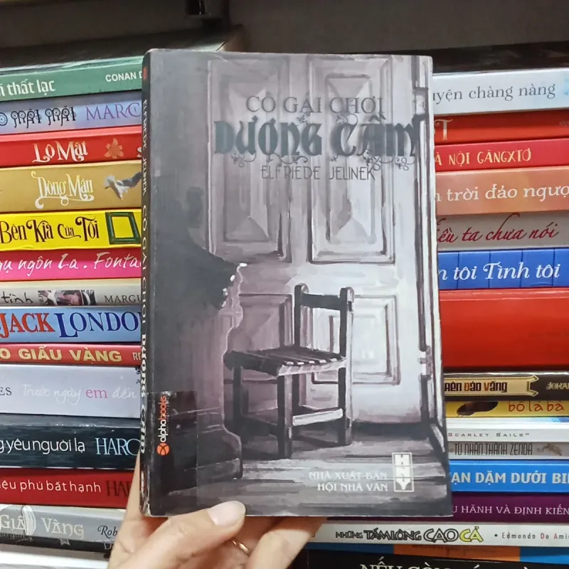 Cô gái chơi dương cầm - Elfriede Jelinek 785850