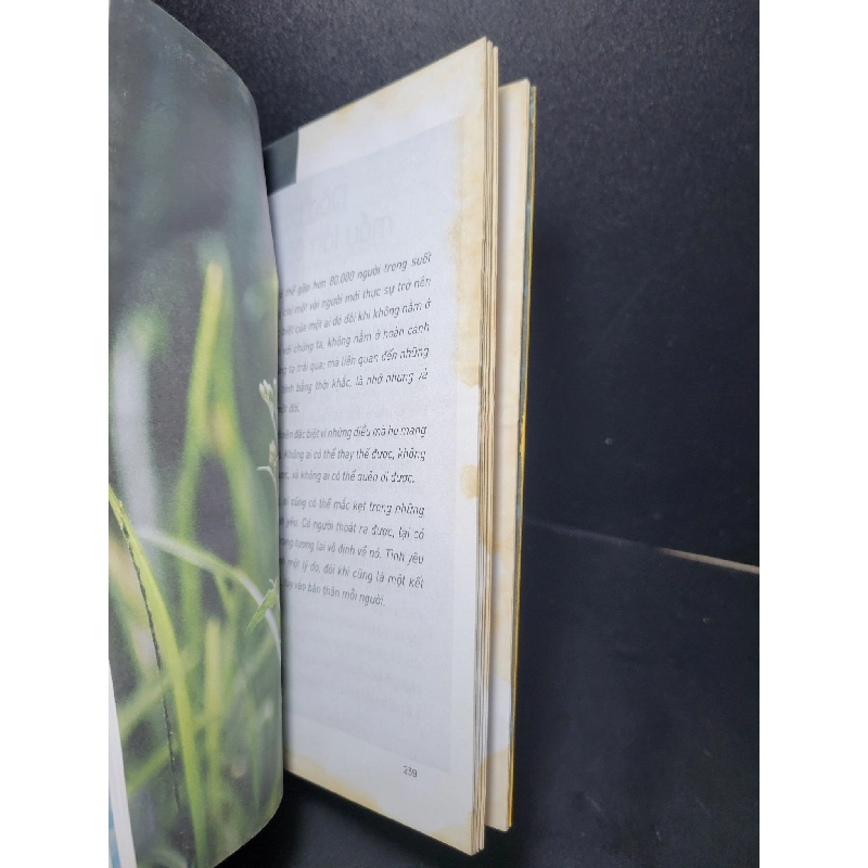 Hạnh phúc tắc đường ở một quãng xa xôi mới 60% bẩn bìa, ố nhẹ, có vệt nước, bị ẩm, dính trang Hai Mươi HCM2205 VĂN HỌC 918936