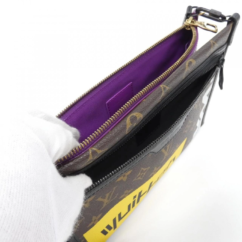 Túi đeo chéo phẳng logo Monogram Louis Vuitton M44641 609122