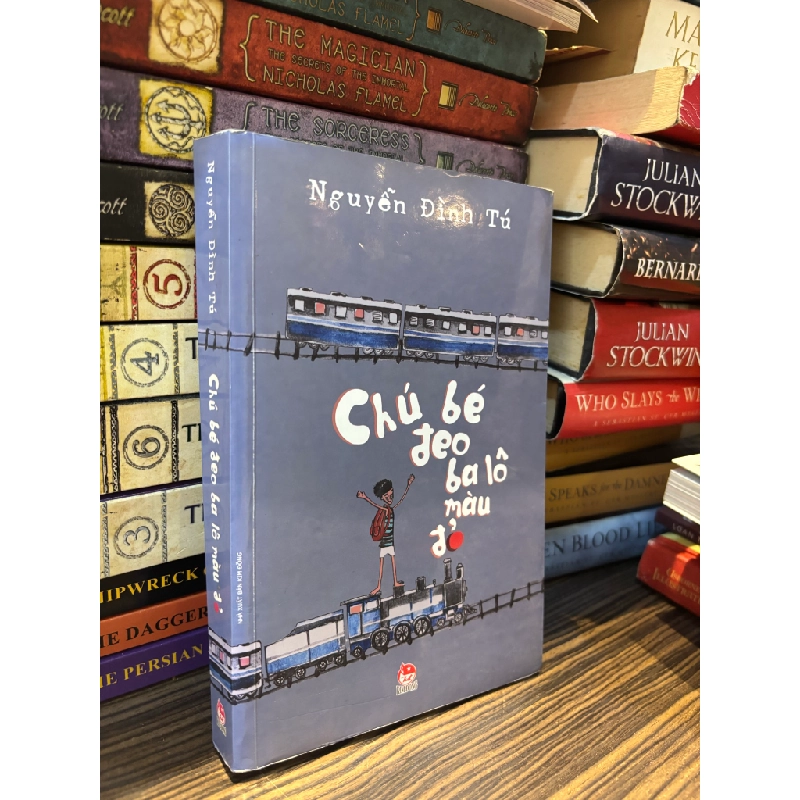 Chú bé đeo ba lô màu đỏ - Nguyễn Đình Tú 378063