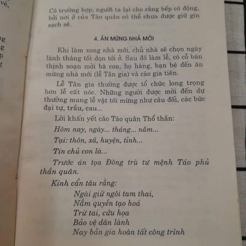 Phong tục cổ truyền Việt Nam. Quỳnh Trang tuyển chọn. Nxb Văn hóa TT năm 2002 786378