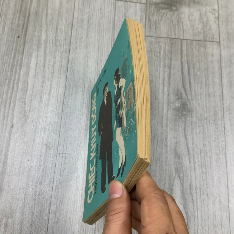 Chiếc khuy đông, truyện tình báo. 10a2 1025695