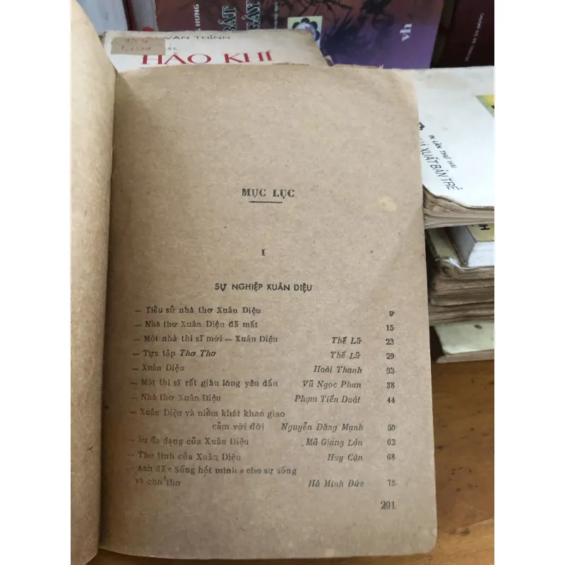 Xuân Diệu - Con người và tác phẩm  1041377
