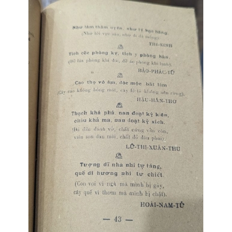 Cách ngôn giáo khoa 999873