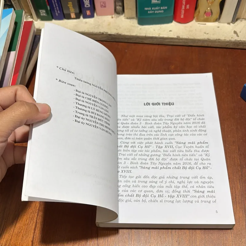 II Tựa Sách: Sáng Mãi Phẩm Chất Bộ Đội Cụ Hồ (Tập 18) - Nhiều Tác Giả - 2017 786211