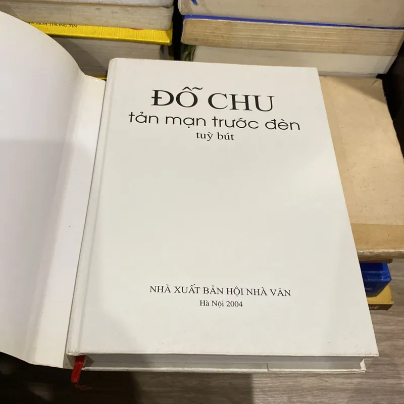 TẢN MẠN TRƯỚC ĐÈN, Tùy bút, bản bìa cứng có chữ ký tác giả Đỗ Chu (XB 2004) 674902