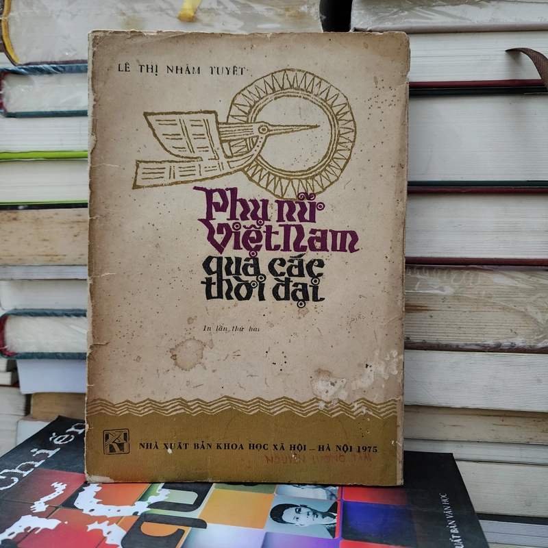 Phụ nữ việt nam qua các thời đại | Lê thị nhâm tuyết | sách mất gáy 523274