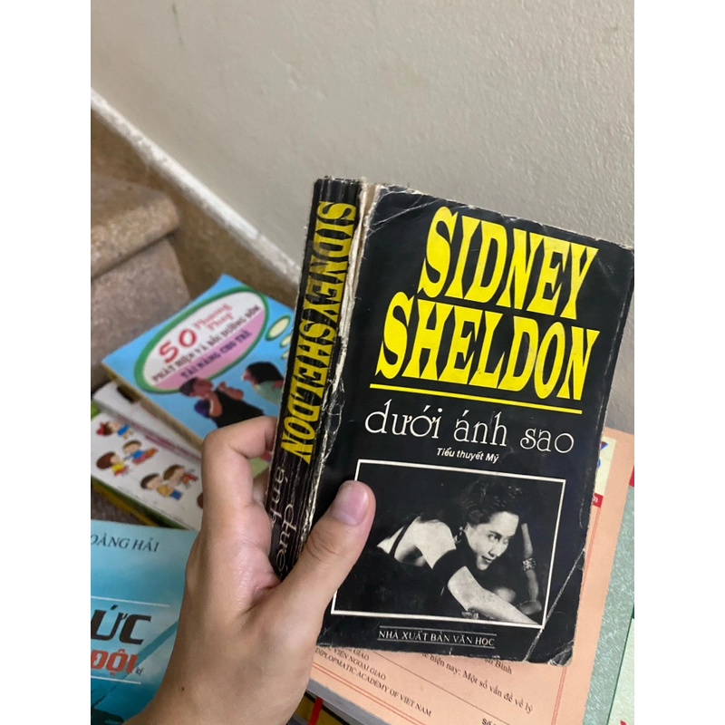 Dưới ánh sao - Sidney Sheldon 308239