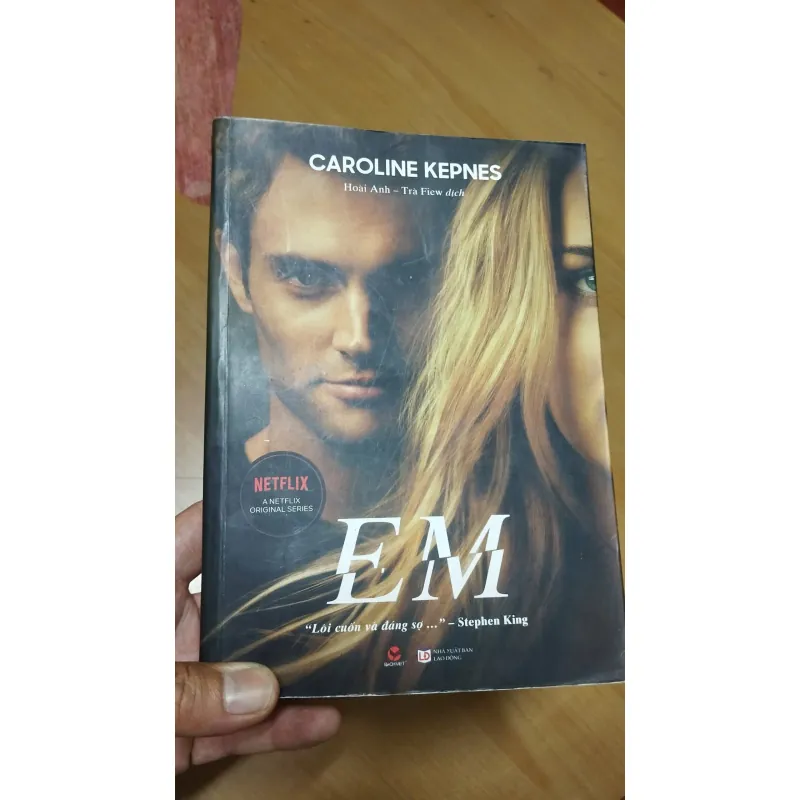 Em ( Karoline Kepnes ) 1000877