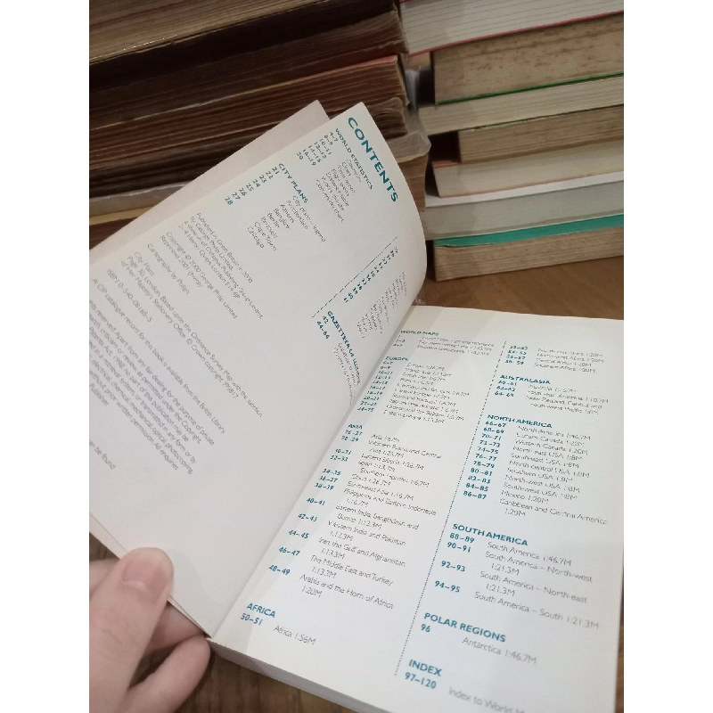 Philip's pocket world atlas 762367