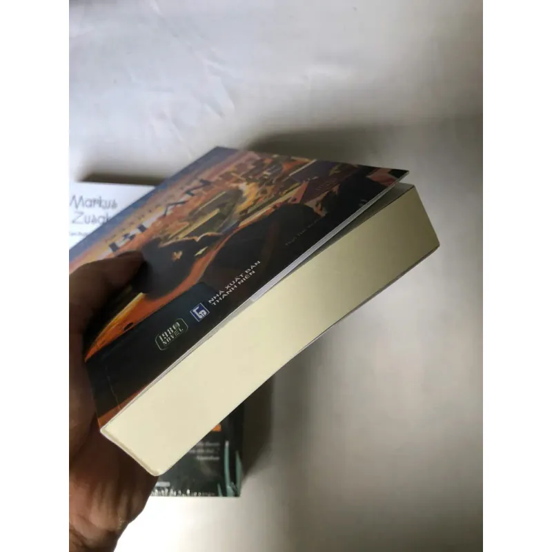 Sách của tác giả Markus Zusak: Người đưa tin bí ẩn & Kẻ trộm sách 926969