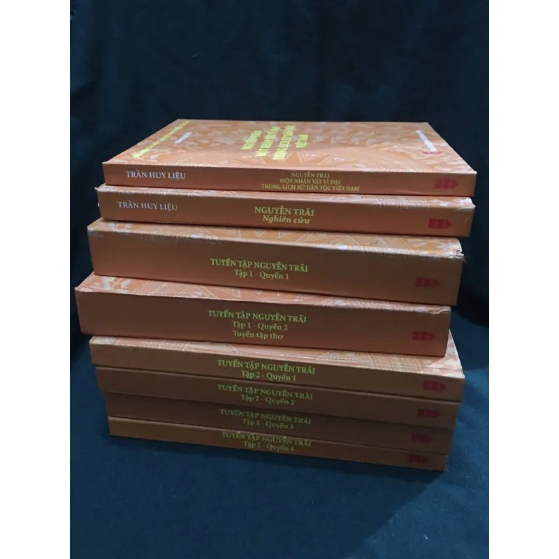 Bộ 8 cuốn tác phẩm của cụ Nguyễn Trãi và nghiên cứu về cụ 958124
