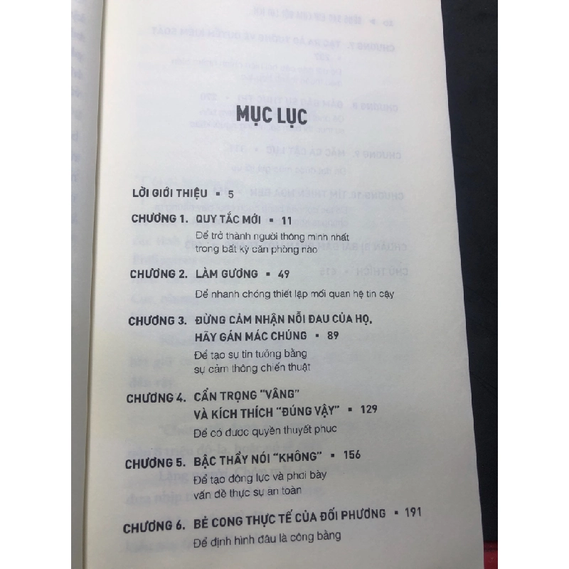 Đừng bao giờ chia đôi lợi ích trong mọi cuộc đàm phán 2022 mới 90% bẩn nhẹ bụng sách Chriss Voss HPB1107 KỸ NĂNG 351911