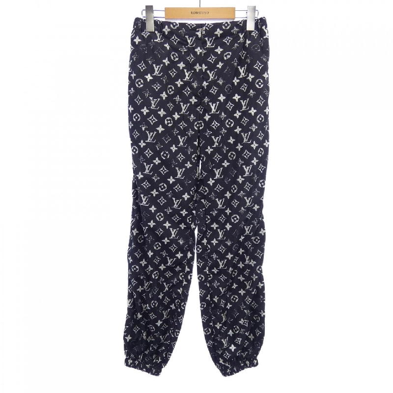 Quần jogger monogram hiệu ứng stencil LOUIS VUITTON FIPA11DFU 647685