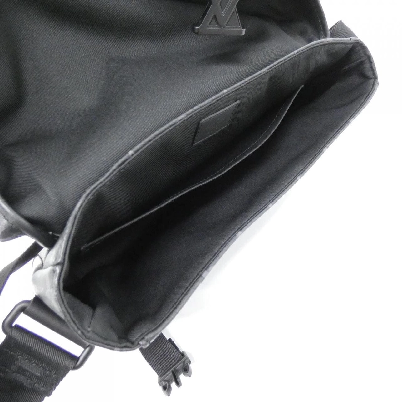 Túi đeo chéo Louis Vuitton Monogram Eclipse Voyage PM M12517 610226