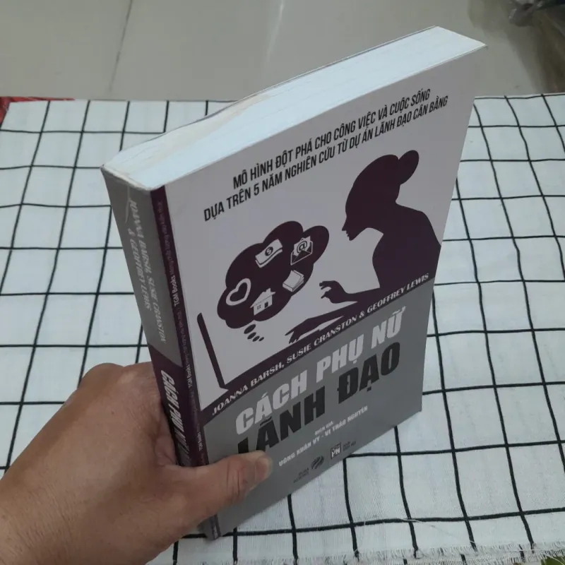 CÁCH PHỤ NỮ LÃNH ĐẠO. Tg. Nhóm chuyên gia JOANNA BARSH. .. 569667