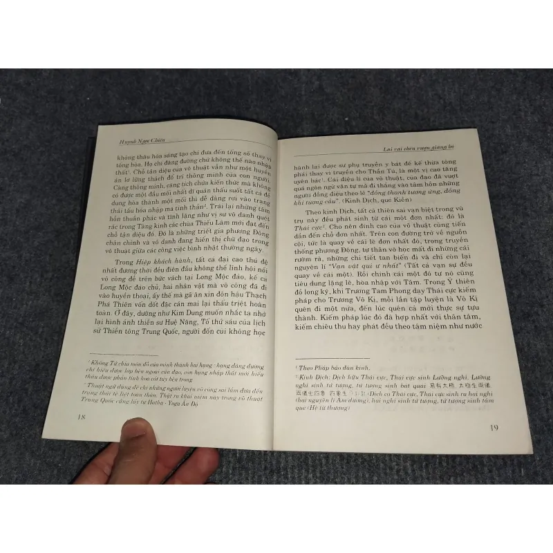 LAI RAI CHÉN RƯỢU GIANG HỒ. TIỂU LUẬN VỀ KIM DUNG 992587