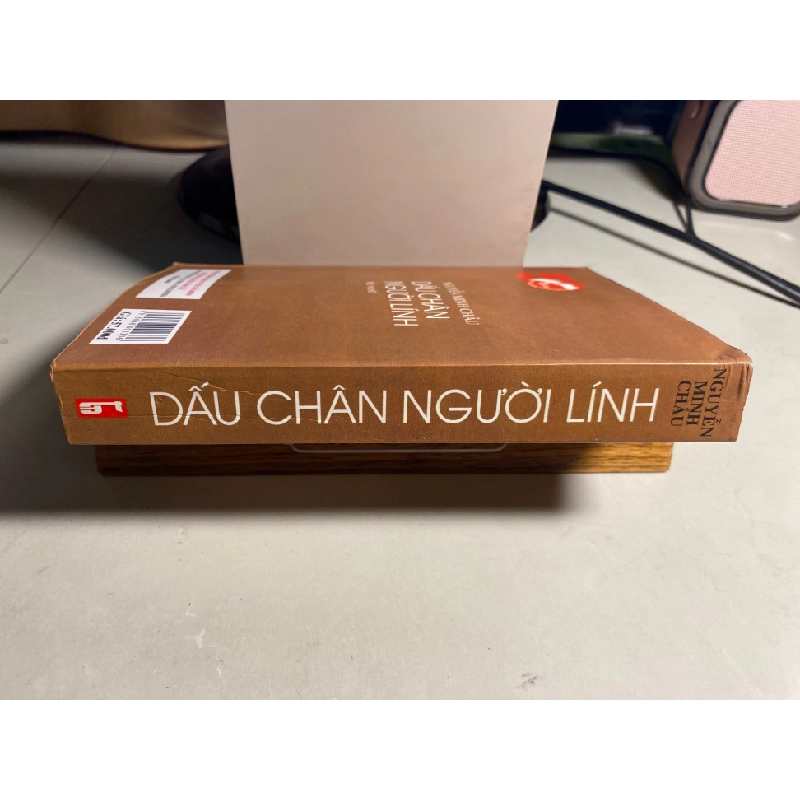 Dấu chân người lính -Tác giả Nguyễn Minh Châu -NXB Thanh Niên 2004 (bản kỉ niệm 50 năm NXB) -Bìa mềm,khổ 13x19cm,563 trang -sách lưu kho chưa qua sử dụng, chất lượng tốt 449786