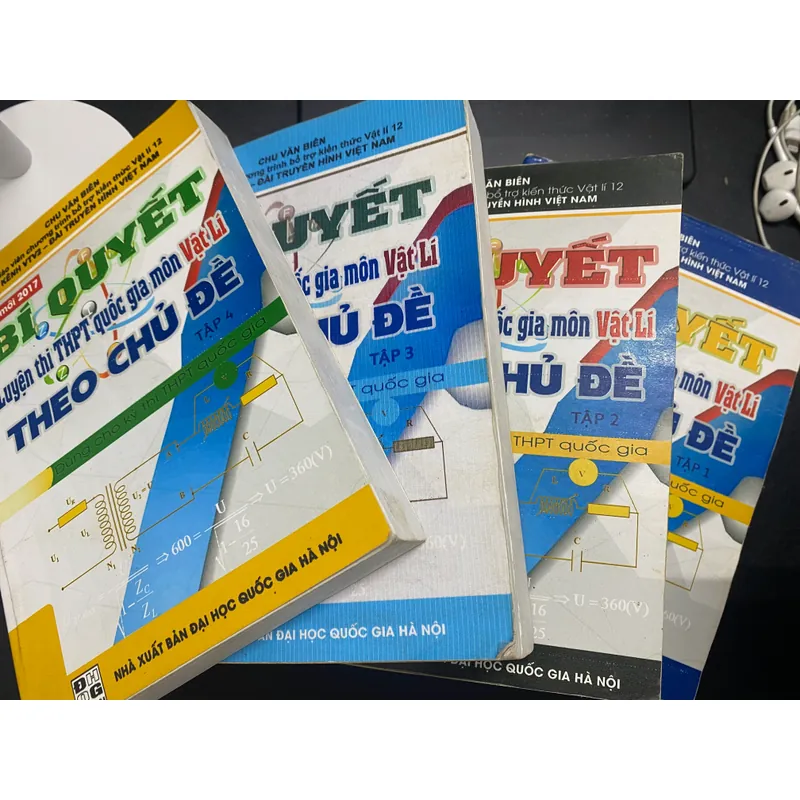 Combo Bí quyết luyện thi THPT QG Vật Lí theo chủ đề - 4 tập  692616