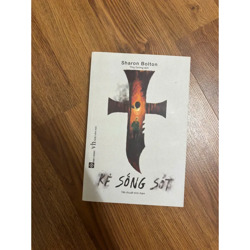 Combo Sharon Bolton - Kẻ sống sót, Vòng hoa cúc 797754