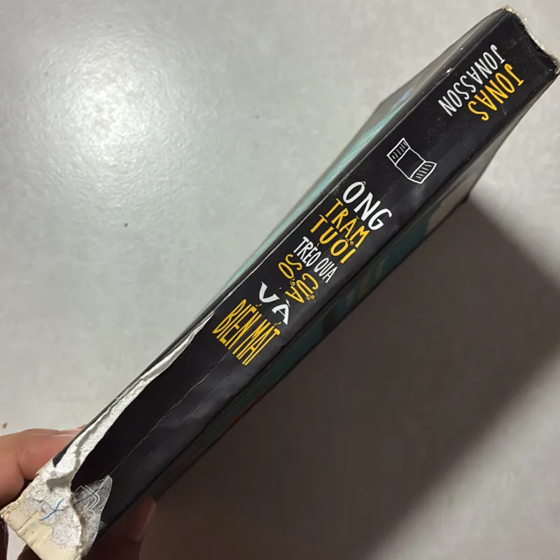 Ông trăm tuổi trèo qua cửa sổ và biến mất - Jonas Jonasson 757225