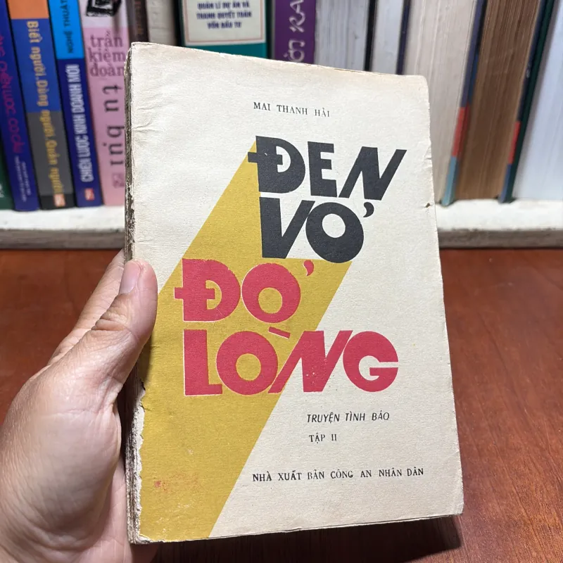[Sách 8x] - II Truyện Tình Báo: Đen Vỏ Đỏ Lòng (Tập 2) - Mai Thanh Hải - 1988 927341