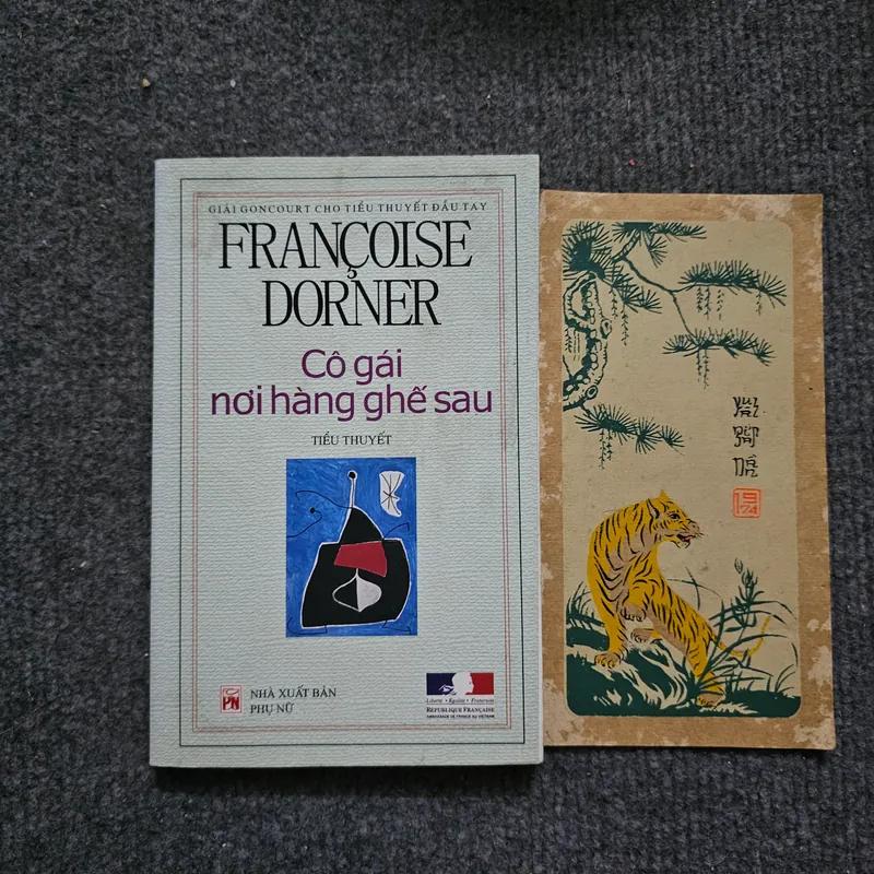 Cô gái nơi hàng ghế sau 734010