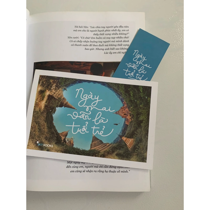 Hồi ký du lịch Ngày mai vẫn là tuổi trẻ + bookmark và postcard còn mới 462154